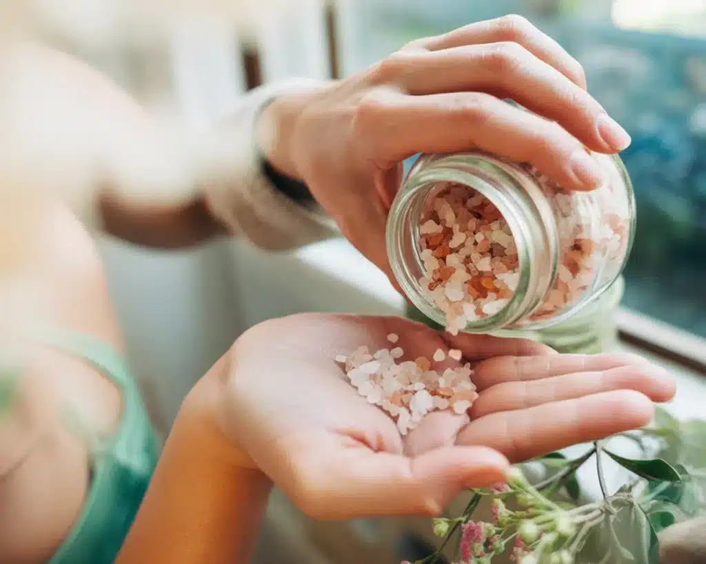 Health benefits of the pink salt diet with Himalayan salt and lemon for weight loss.