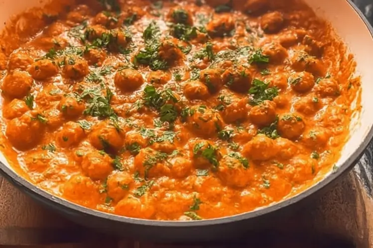 Indian Butter Chickpeas simmered in creamy makhani sauce with spices.