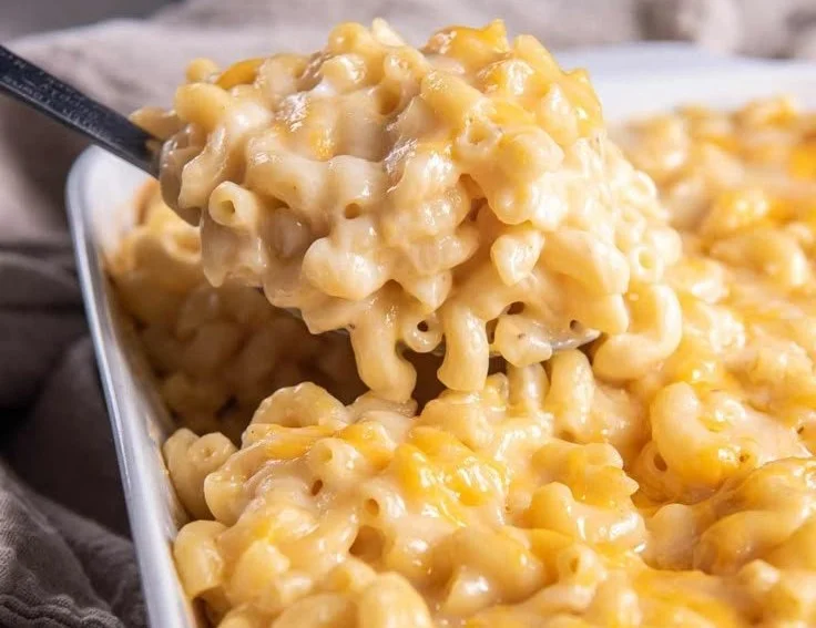 A delicious bowl of homemade mac and cheese topped with crispy breadcrumbs.
