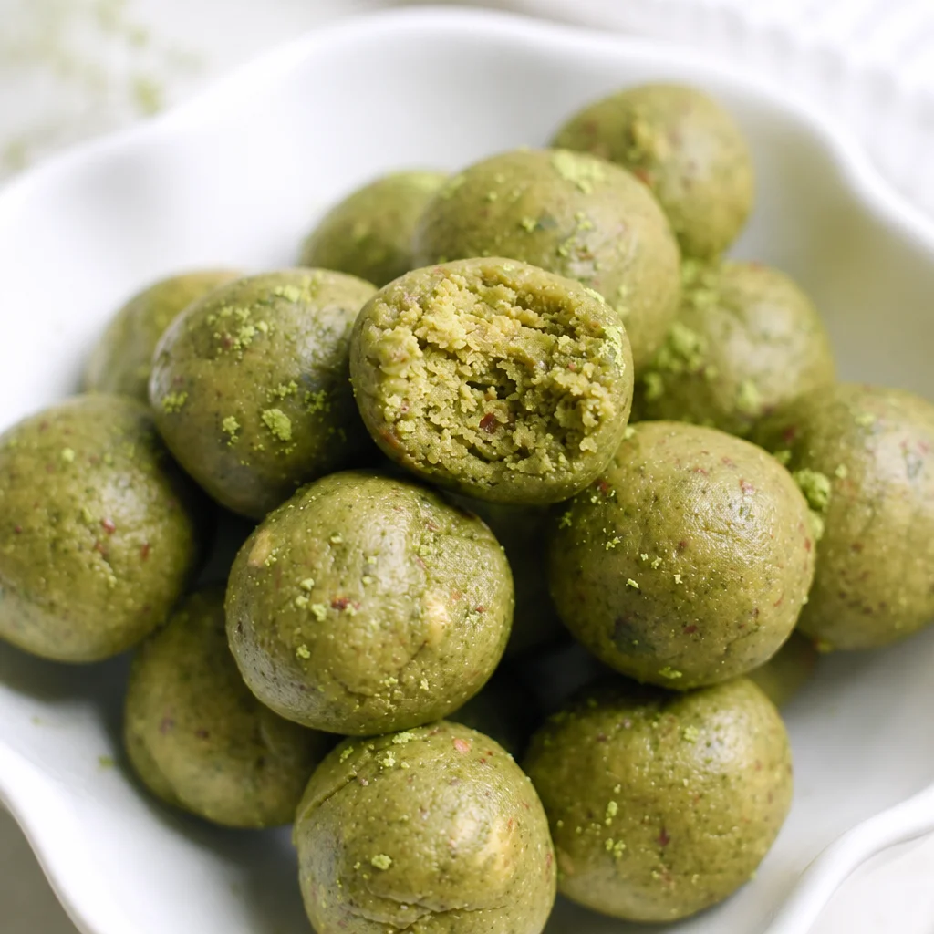 Delicious no-bake Matcha Protein Bites with healthy ingredients and great taste.